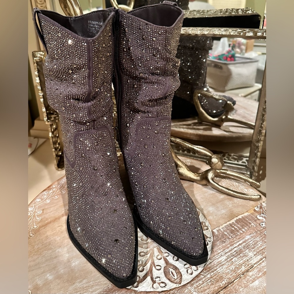 NWOT Very G “Kady” Glitterita Slouch Boots in Pewter Grey. Size 10 Never Worn